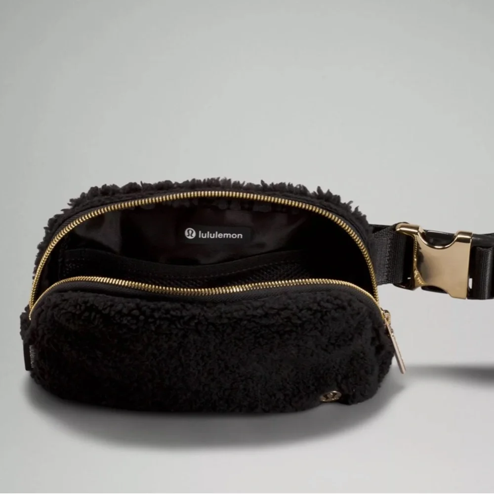 Lululemon Everywhere Fleece Belt Bag Black New with Tags! - Picture 3 of 5